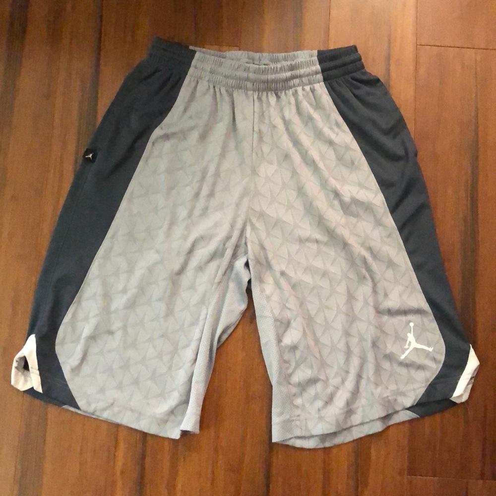 AIR JORDAN BASKETBALL SHORTS BOYS EXTRA LARGE (XL) / MENS SMALL (S)
